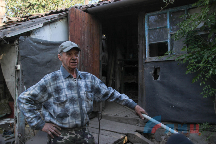 Последствия обстрела поселка Донецкий со стороны ВСУ, 9 октября 2018 года