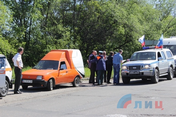 Разгрузка 27-го гуманитарного конвоя МЧС РФ, Луганск, 21 мая 2015 г. Фото: Марина Сулименко/ЛИЦ