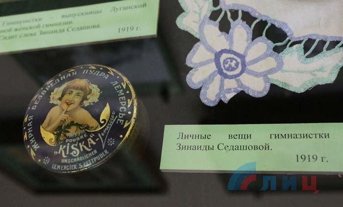 Посещение мэром Луганска Манолисом Пилавовым Музея истории и культуры города, Луганск, 25 февраля 2016 года