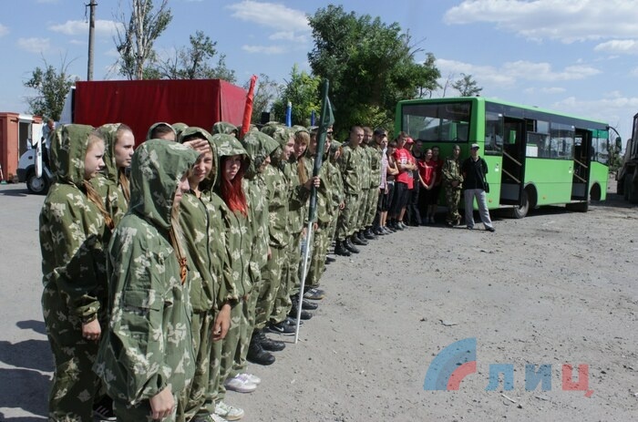 «Урок мужества» для молодежи ЛНР на руинах Луганского аэропорта, Луганск, 31 августа 2015 года