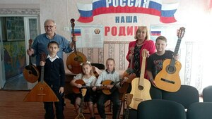 Волонтеры из Москвы и Ансамбль Александрова передали инструменты детской школе Стаханова