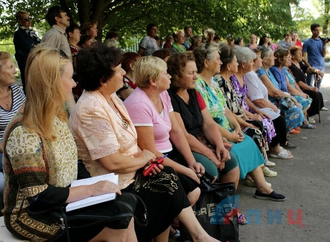 Встреча главы администрации г.Луганска М.Пилавова с жителями пос. им. Тельмана, 19 августа 2015 года