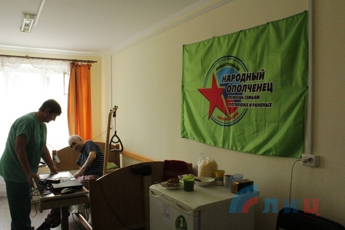 Председатель Совмина ЛНР Геннадий Цыпкалов проинспектировал восстановление Новосветловской больницы, Новосветловка, 16 июня 2015 года