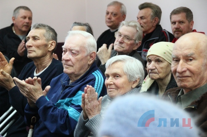 Глава Республики навещает в госпитале ветеранов Великой Отечественной, Луганск, 8 мая 2015 года