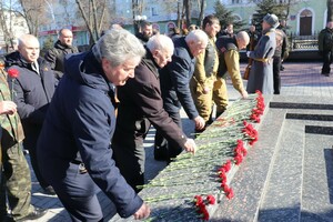 Представители властей и общественники почтили память воинов-освободителей Луганска
