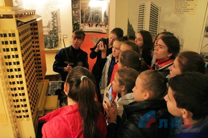 Посещение школьниками выставки МЧС ЛНР, Луганск, 21 сентября 2016 года