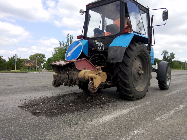 Ремонт автодороги на трассе Луганск-Изварино, 30 мая 2015 года