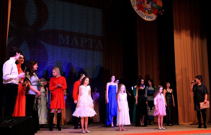 Показ весенней коллекции женской одежды, посвящённый 20-летию создания театра-студии "Диана", Луганск, 3 марта 2017 года