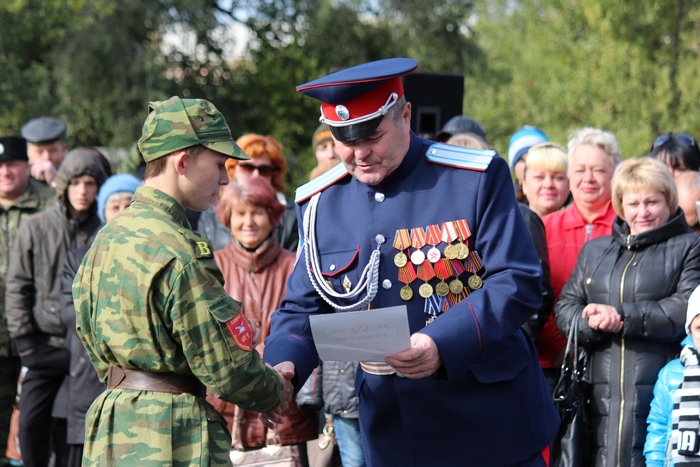 Торжественная церемония посвящения в кадеты воспитанников Луганского казачьего кадетского корпуса имени маршала Ефимова, Луганск, 14 октября 2015 года