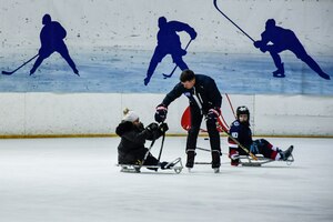 Федерация хоккея Нижнего Новгорода презентовала в Луганске новый вид спорта следж-хоккей