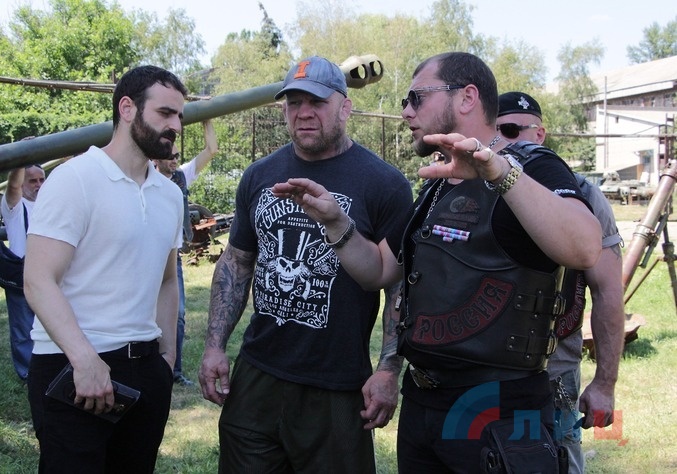 Посещение бойцом смешанных единоборств Джеффом Монсоном базы мотоклуба "Ночные волки. Донбасс", Луганск, 27 июня 2016 года
