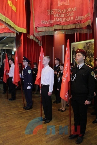 Старт общественной патриотической акции "Знамя Победы" в Луганском краеведческом музее, Луганск, 16 февраля 2016 года