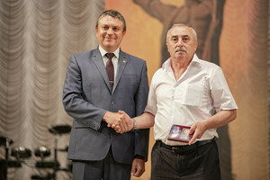 Глава ЛНР ко Дню металлурга наградил отличившихся работников Алчевского меткомбината
