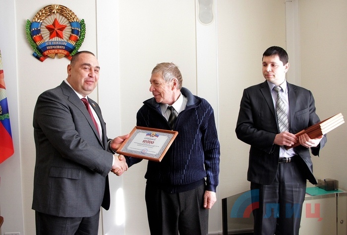 Вручение премий журналистам, ставшим победителями ежемесячного конкурса по итогам февраля, Луганск, 6 марта 2017 года