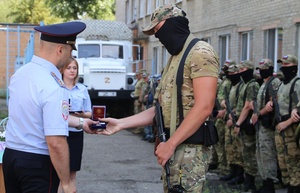 Глава МВД ЛНР наградил медалями сотрудников МВД РФ, охраняющих порядок в Республике