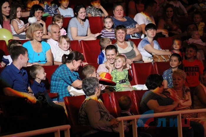 Благотворительное представление "Страна чудес" в Луганском цирке, Луганск, 22 сентября 2017 года