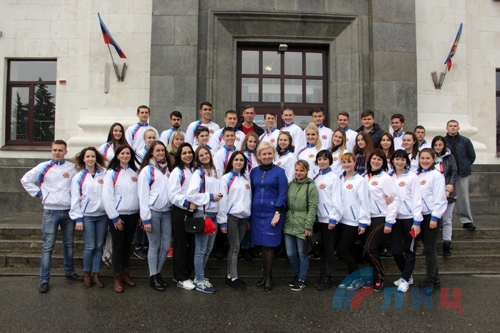 Отъезд делегации ЛНР на Всемирный фестиваль молодежи и студентов в Сочи, Луганск, 13 октября 2017 года