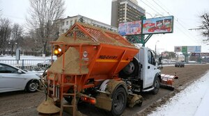 Коммунальщики за неделю обработали противогололедной смесью 350 улиц Луганска