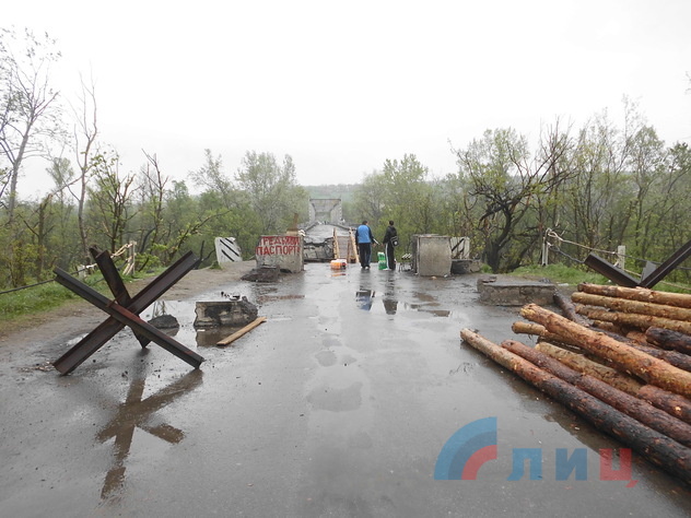 Разрушенный мост у Станицы Луганской, 4 мая 2015 года