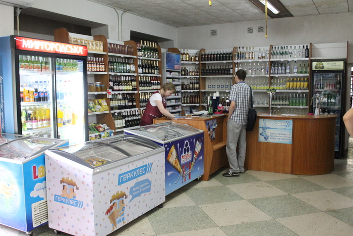 "Пустые", по версии украинских СМИ, полки магазинов в Антраците, 13 июля 2015 года