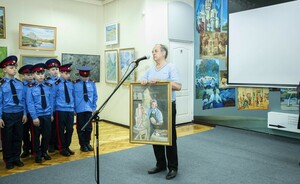 Художники ЛНР представили около 100 работ на выставке, посвященной Дню Победы, в Луганске