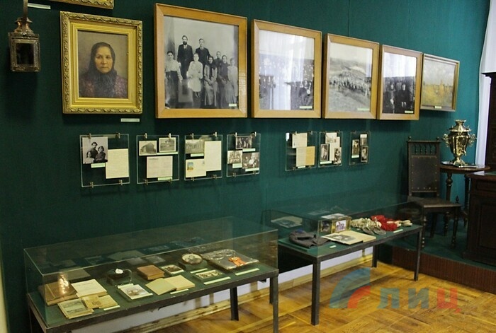 Выставка, посвященная 135-летию Климента Ворошилова, Луганск, 4 февраля 2016 года