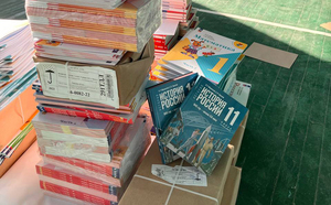 Омская область доставила новые учебники школам подшефного Стаханова