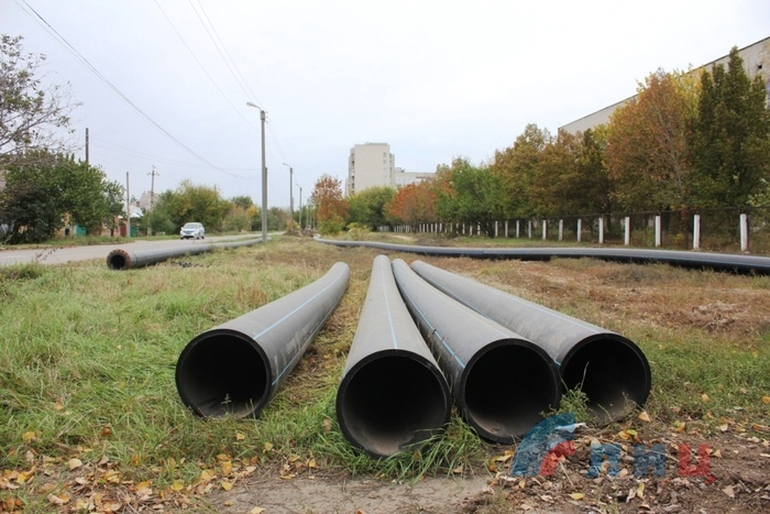 Замена водовода, питающего Артемовский район, Луганск, 13 октября 2016 года