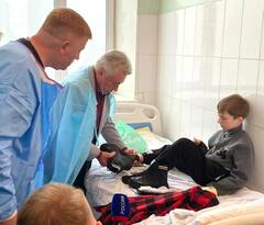 Общественники и гуманитарный центр ЕР передали теплые вещи раненым детям из Купянска
