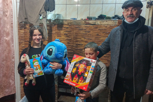 Жительница Луганска в рамках новогодней акции исполнила желания двух детей из Кировска