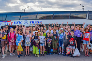 Школьники из 14 регионов ЛНР отправились на отдых в "Артек"