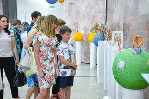 Луганские школьники представили в краеведческом музее выставку скульптур "Планета людей"