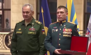 Министр обороны РФ вручил участникам СВО медали "Золотая Звезда" и погоны высших офицеров