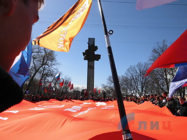 Участники автомарша "Наша Великая Победа" развернули Знамя Победы в Луганске, 10 апреля 2015 года
