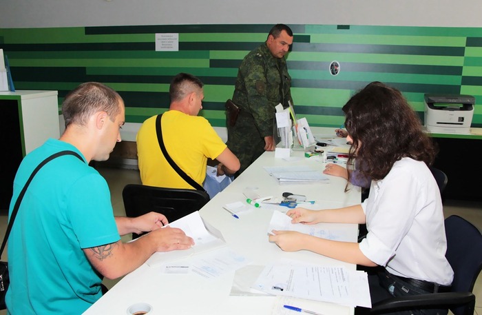 Прием желающих проходить службу в Народной милиции ЛНР в Республиканском военкомате, Луганск, 8 сентября 2016 года