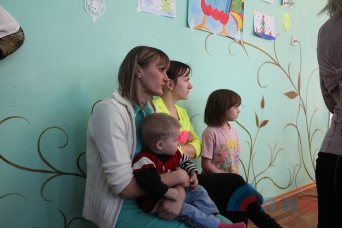 Праздник для маленьких пациентов республиканской детской туберкулезной больницы в День Святого Николая, Луганск, 19 декабря 2016 года