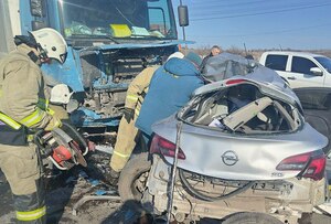 Два человека погибли, ребенок ранен при столкновении легковушки и грузовика у Георгиевки