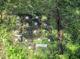 Правоохранители изъяли 17 пистолетов и автомат у жителя Меловского района