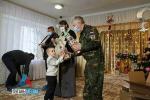 Депутаты Госдумы вручили подарки юным воспитанникам алчевского центра соцреабилитации