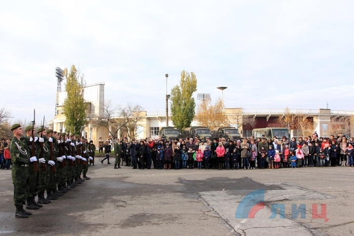 Показательные выступления военнослужащих Второй отдельной гвардейской ордена Доблести II степени мотострелковой бригады Народной милиции имени Ворошилова, Луганск, 4 ноября 2017 года