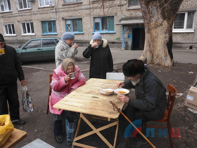 Луганчане устраивают благотворительные обеды для соседей 