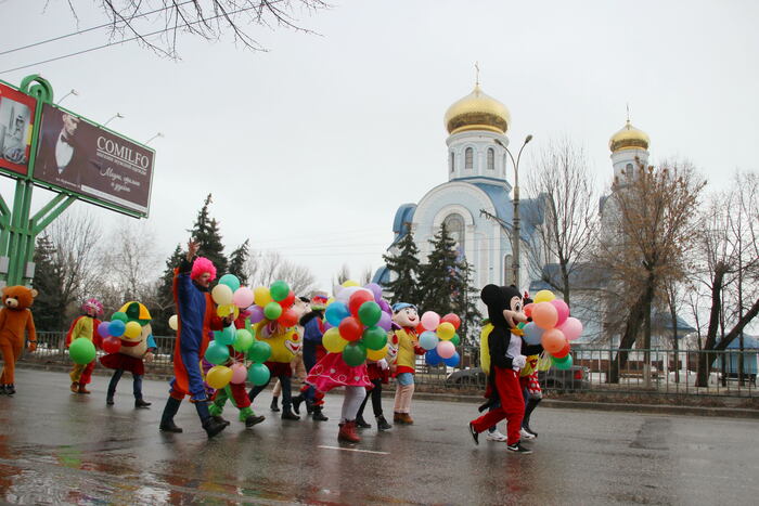 Праздничное шествие артистов программы "Звезды мирового цирка", Луганск, 22 февраля 2017 года