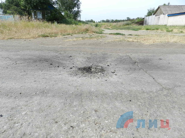 Последствия обстрела киевскими силовиками поселка Пришиб, 17 июня 2015 года