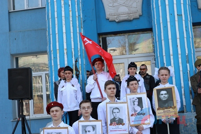 Церемония передачи копии Знамени Победы учащимся школы №5, Луганск, 18 апреля 2016 года