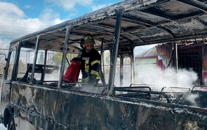 Рейсовый автобус сгорел в Станице Луганской, никто не пострадал – МЧС