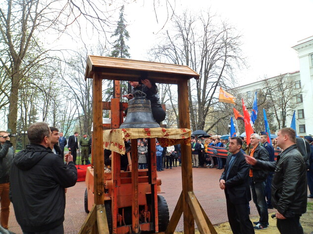 Установка Колокола Победы в Луганске, 18 апреля 2015 года.