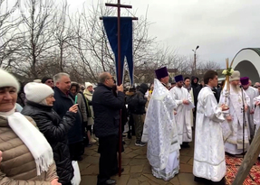 Сотни луганчан собрались на крестный ход и освящение купели у храма Андрея Первозванного