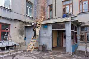 Строители в рамках целевой программы начали капремонт в Луганской горбольнице № 2