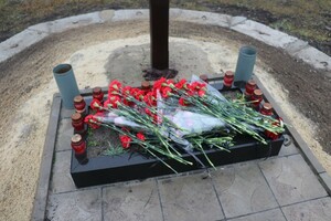 Жители ЛНР и гости из РФ у поселка Металлист почтили память погибших журналистов