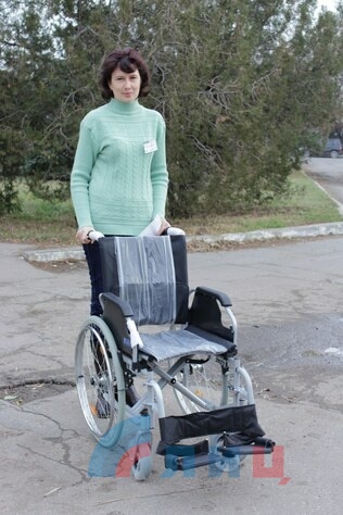 Выдача инвалидных колясок по госпрограмме обеспечения инвалидов техсредствами реабилитации, Луганск, 23 ноября 2015 года